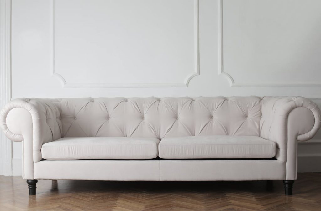 dwuosobowa sofa w salonie