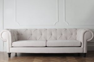 dwuosobowa sofa w salonie
